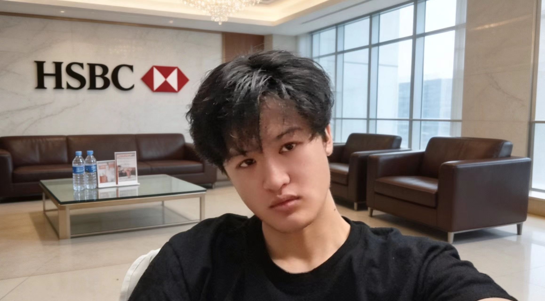 李卿在汇丰银行办公室